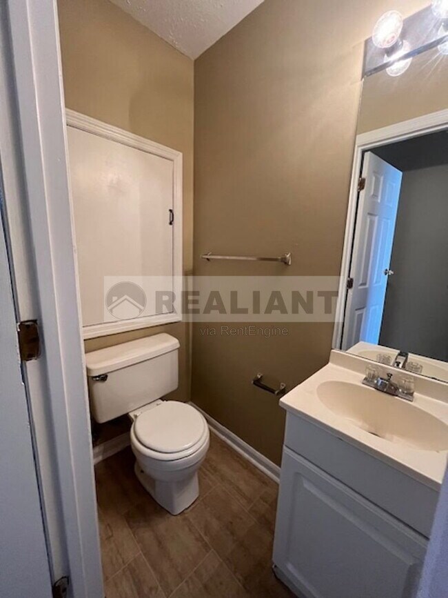 Building Photo - 1646 Foxhaven Dr