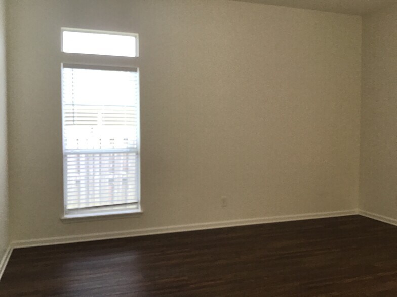 Building Photo - 534 Alice Cove Ct