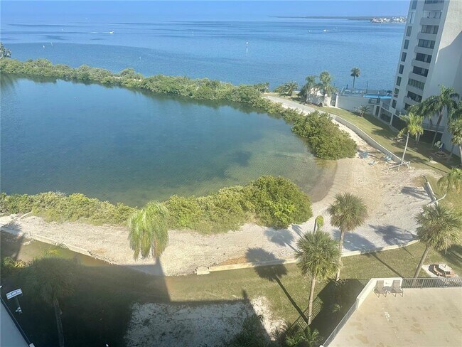 Building Photo - 6009 Sea Ranch Dr