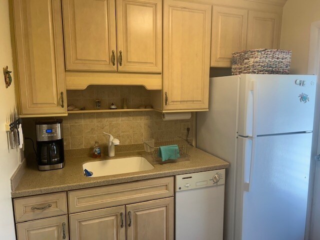 Building Photo - 685 12th Ave S