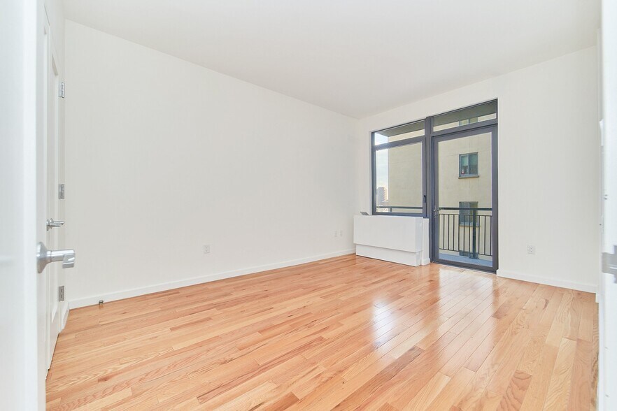 Building Photo - Spacious One Bedroom with Two Balconies