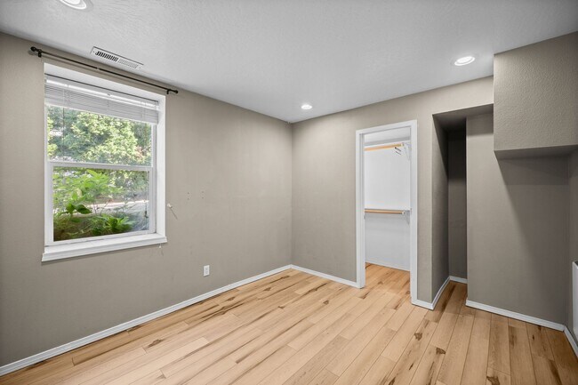 Building Photo - 1022 E 12th Ave