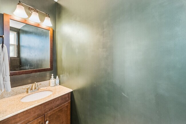 Building Photo - 220 Cleland St