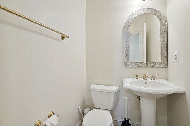 Building Photo - 557 Longhorn Crescent