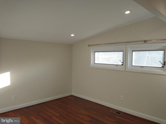 Building Photo - 512 Dartmouth Dr