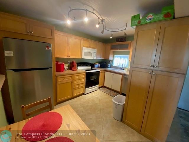Building Photo - 9220 S Hollybrook Lake Dr