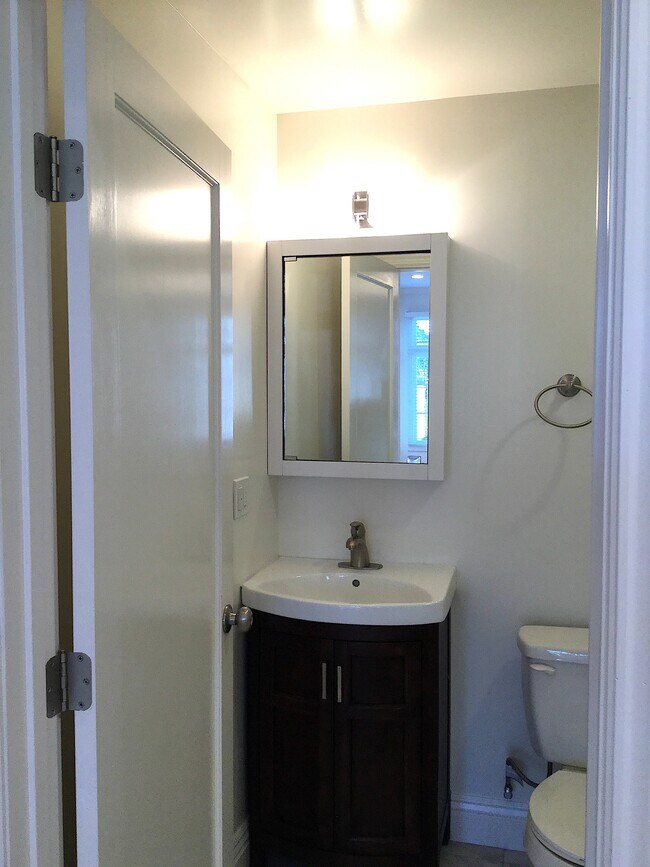 Building Photo - 633 Alma Ave