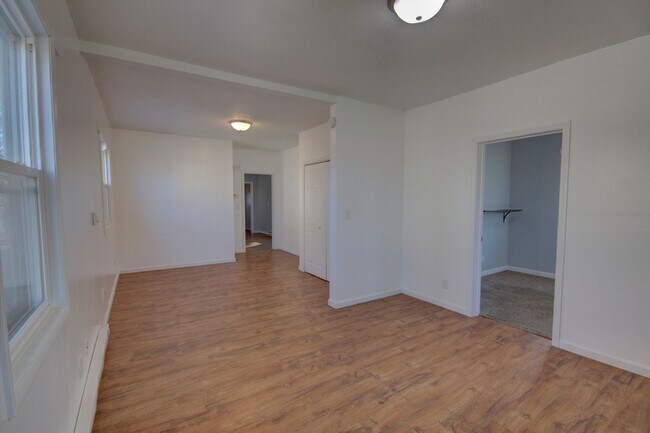 Building Photo - 123 3rd St