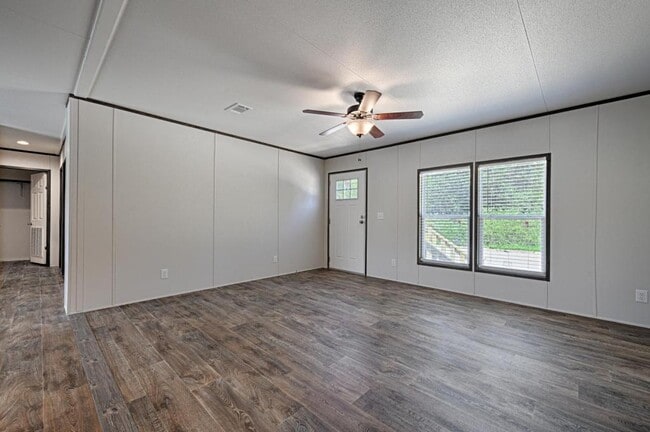 Building Photo - 633 Kevin St