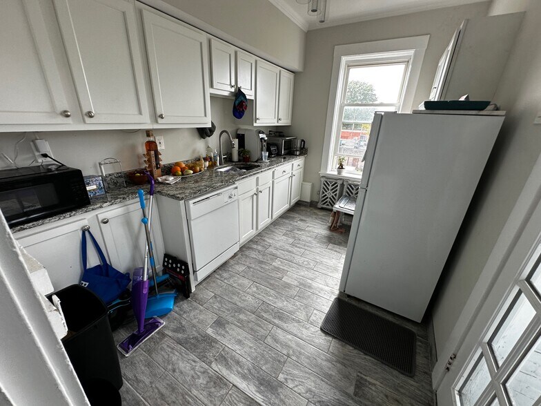 Building Photo - 61 Park Dr