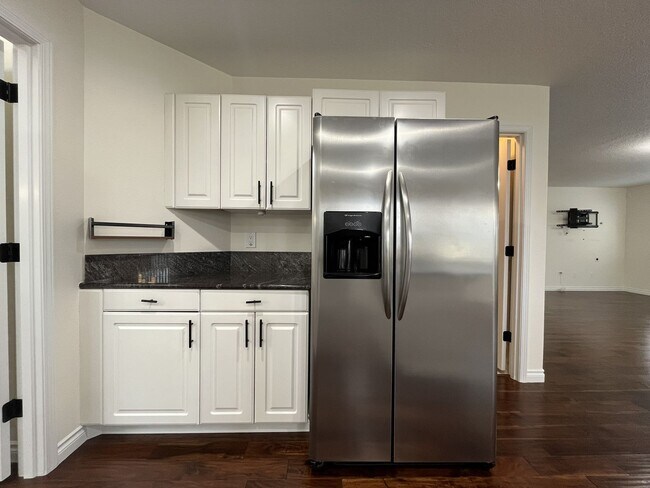 Building Photo - Grand 5 Bedroom Home Featuring 19ft Ceilings, Family Room & Main-Level Suite