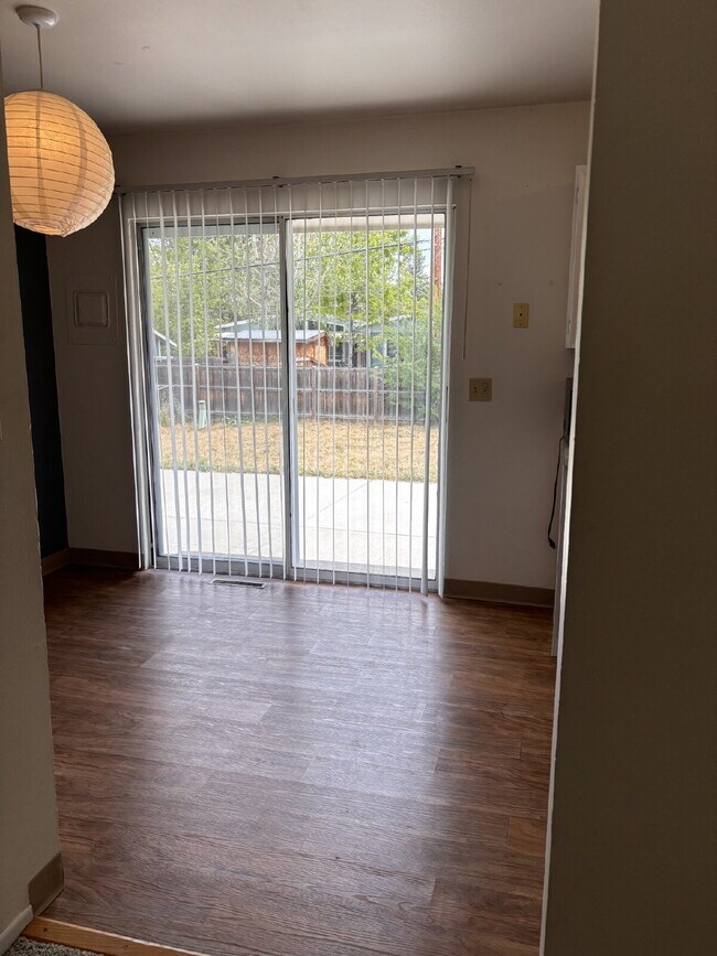 Building Photo - 3 BR bright, sunny, well-maintained house with large fenced yard and attached garage.