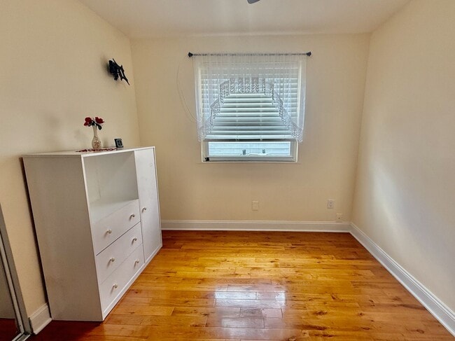 Building Photo - SPACIOUS & MODERN 3 BED/1.5 BA HOUSE w/ Central AC-HARDWOOD Flooring-WASHER/DRYER & Rear PATIO in...