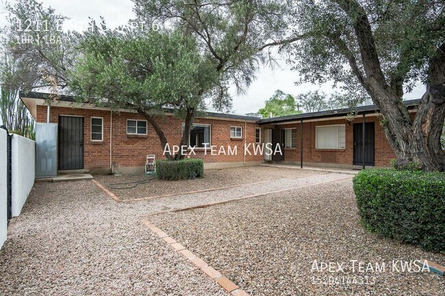 Building Photo - 1211 E 9th St