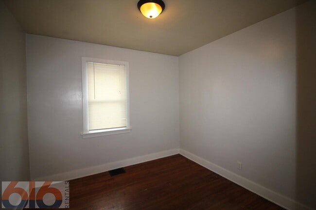 Building Photo - 813 Douglas St NW