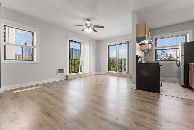 Building Photo - 4520 N Clarendon Ave