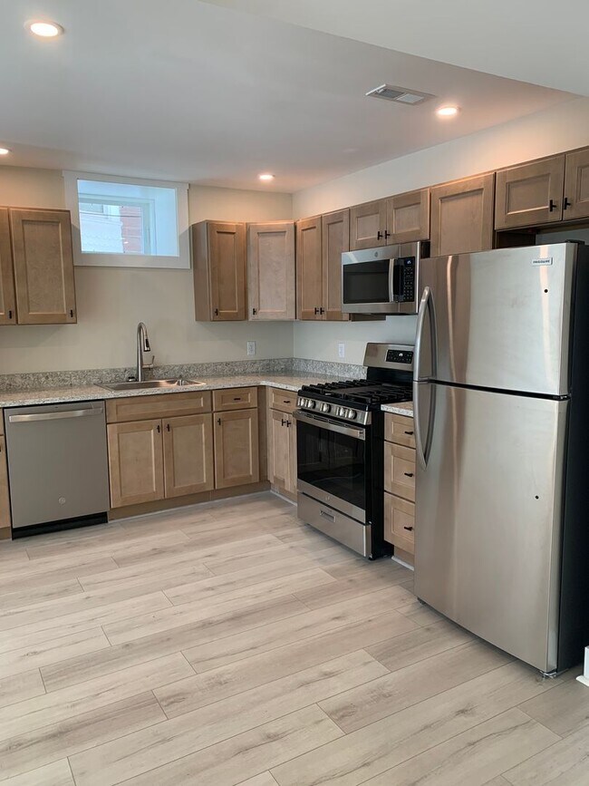 Building Photo - 824 E High St