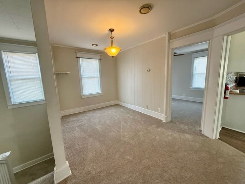 Building Photo - 404 W Broad St