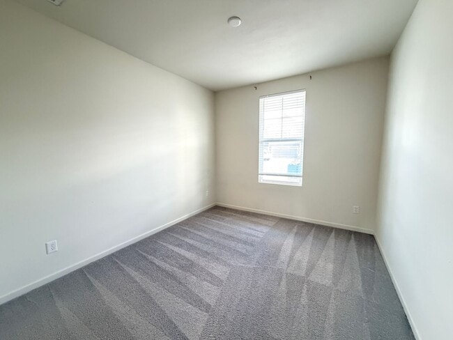 Building Photo - 15545 Westmoor Ave