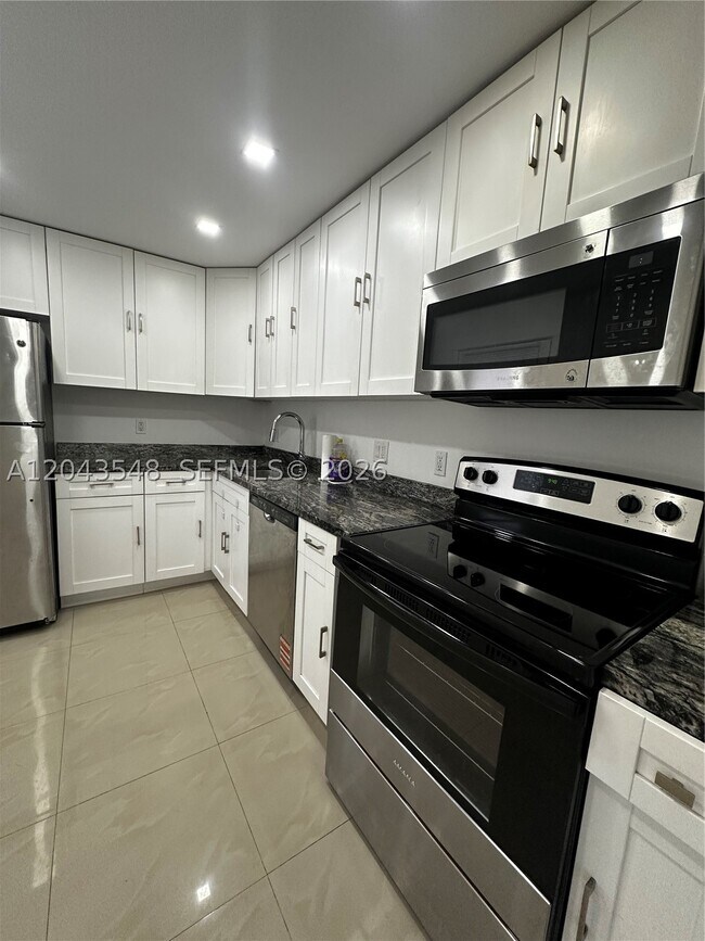 Building Photo - 3475 N Country Club Dr