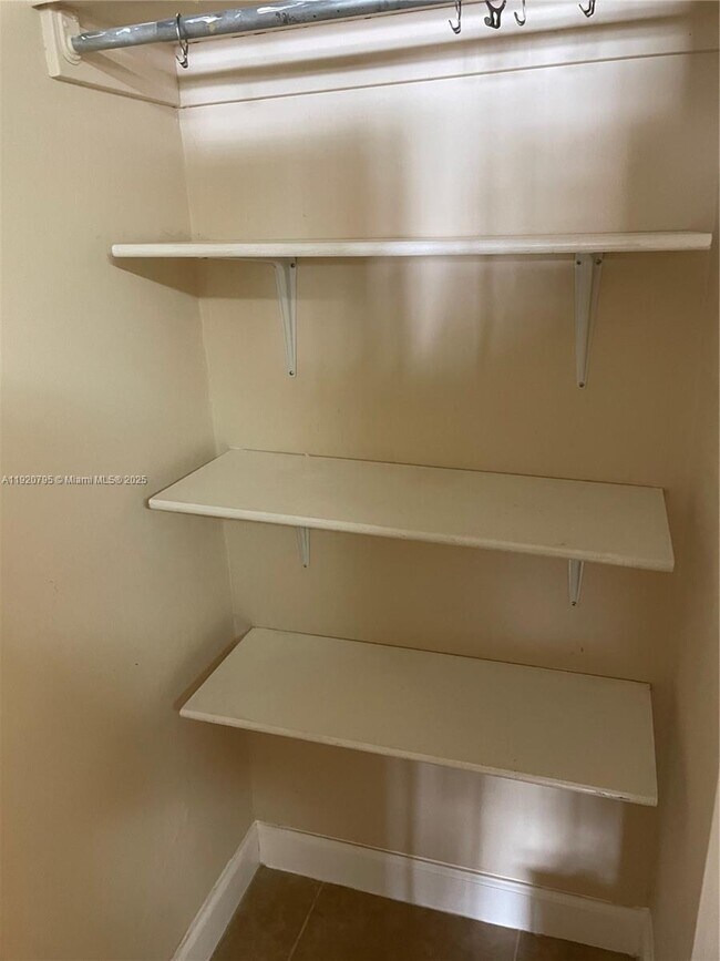 Building Photo - 999 Brickell Bay Dr