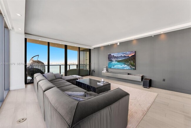 Building Photo - 460 NE 28th St