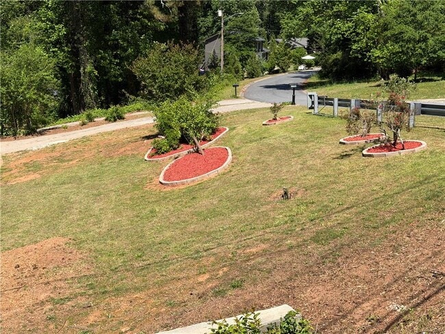 Building Photo - 3336 Camelot Dr NE