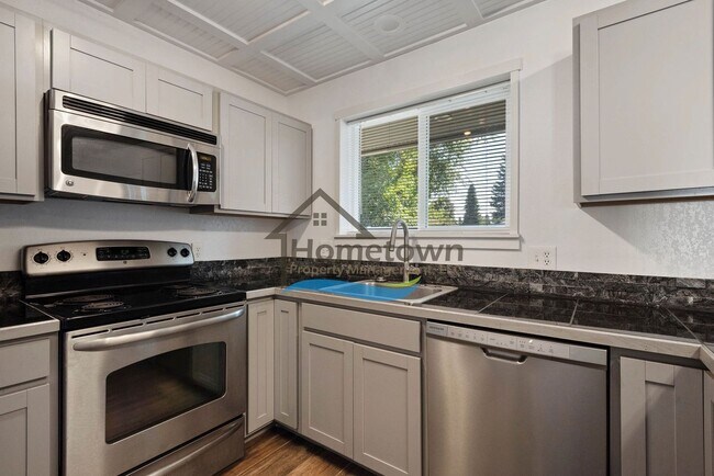 Building Photo - 3 Bedroom Home with Attached 3-Bay Garage ...