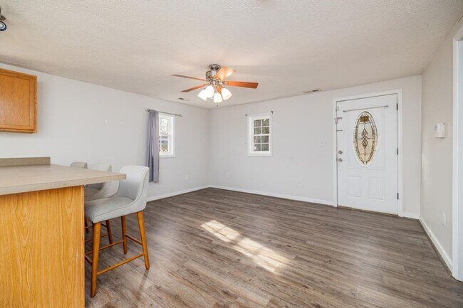 Building Photo - Updated 2-Bedroom Home Walking Distance to Longwood University!