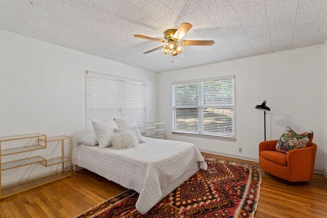 Building Photo - CONTEMPORARY HOME IN ALAMO HEIGHTS