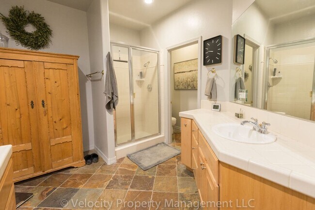 Building Photo - Beautiful Townhouse in Broken Top with Two...