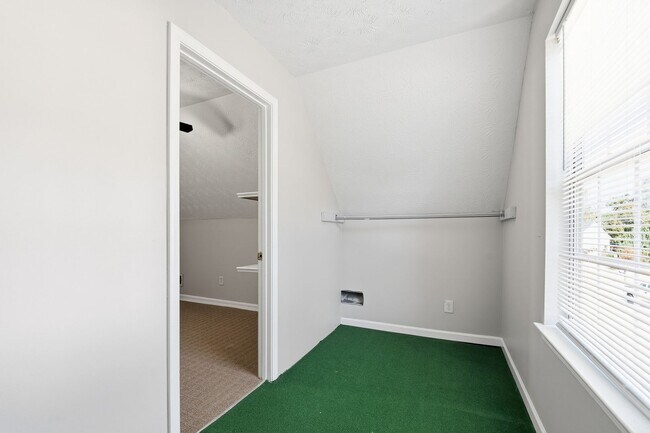 Building Photo - Ranch home with 4 bedrooms and a bonus room.