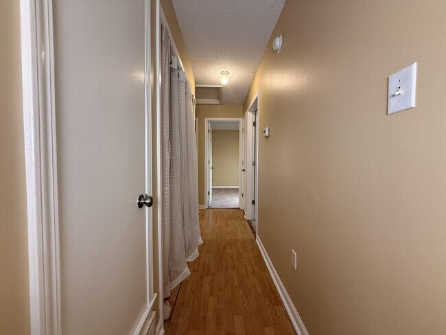 Building Photo - "Charming 3-Bedroom Lakeland Home with Cozy Fireplace & Gleaming Hardwood Floors!"