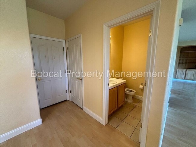 Building Photo - 1231 Flintwood Dr