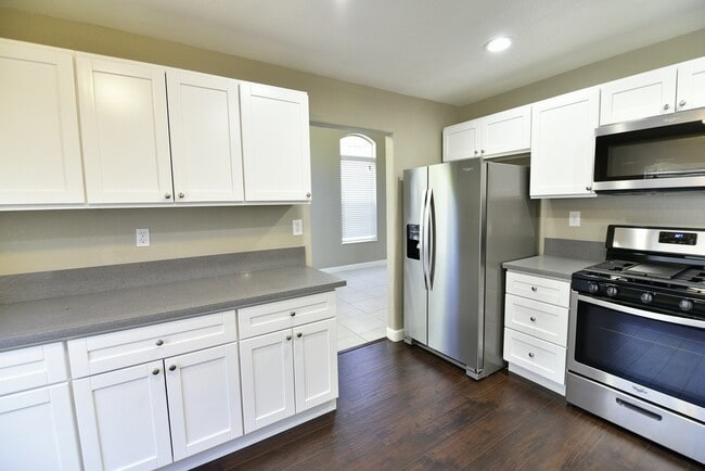 Building Photo - Gorgeous 4BED/2.5 BATH 2 Story Home Locate...