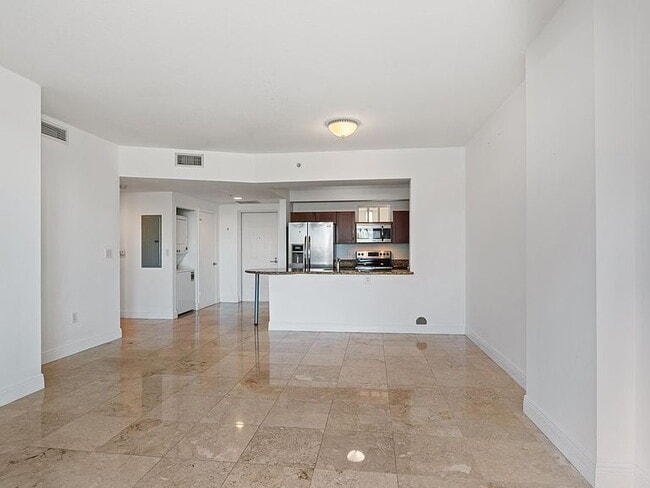 Building Photo - "Chic 1-Bedroom Retreat in the Heart of Miami - 782 Sq Ft of Comfort!"