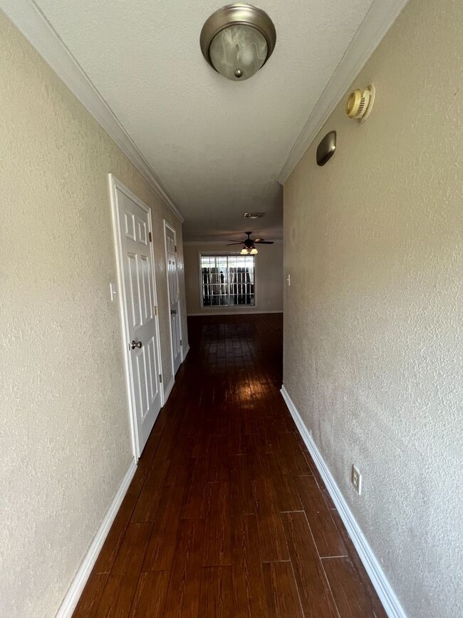 Building Photo - 2 bed, 1.5 bath beautiful townhouse