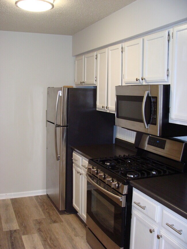 Building Photo - Two Bedroom Updated Windcrest Condo