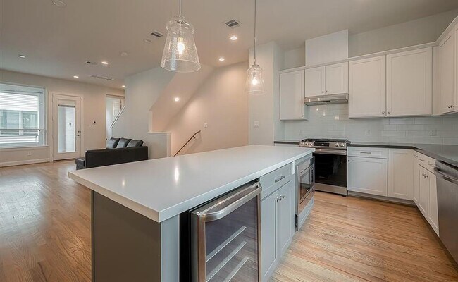 Building Photo - 2759 Clinton Dr