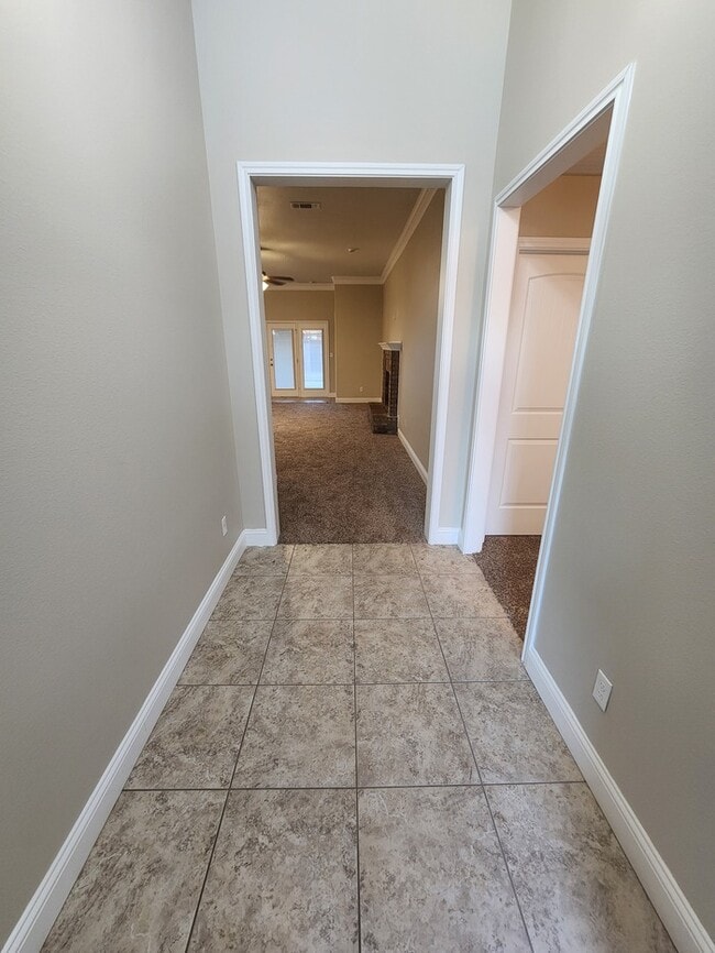 Building Photo - In Legends Park neighborhood! 3 bed 2 bath 2 car garage