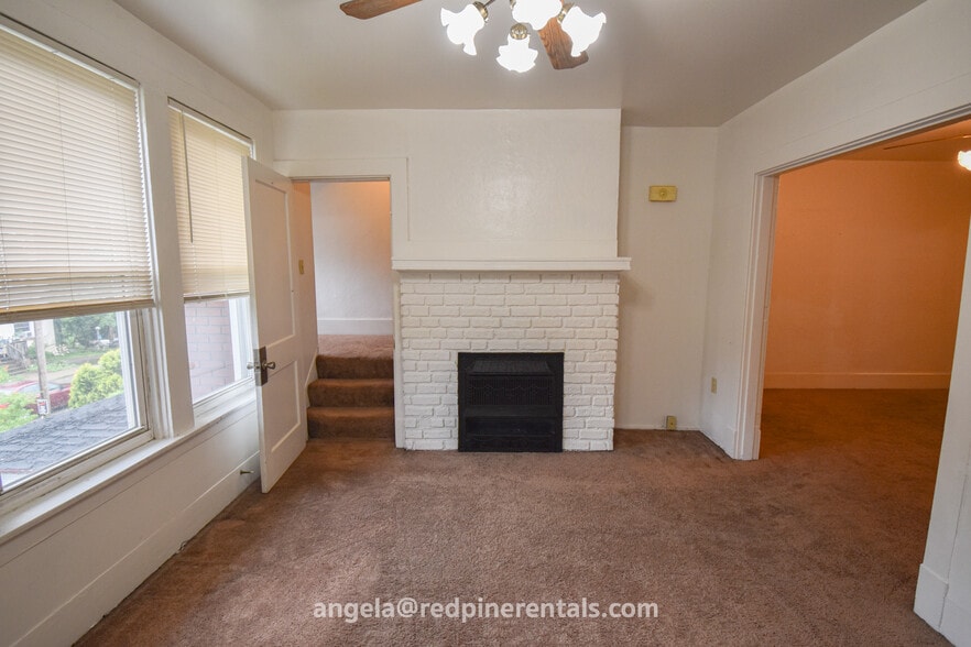 Living room - 1832 Crafton Blvd