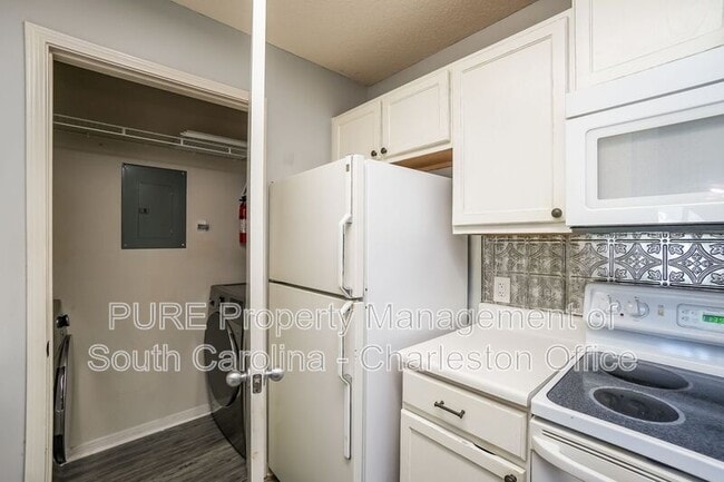 Building Photo - 2011 N Hwy 17