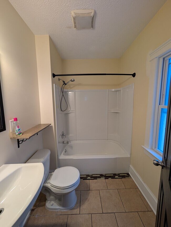 Building Photo - 1560 Coutant Ave