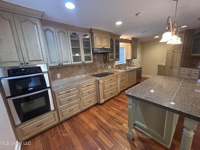 Building Photo - 132 Hillcrest Way