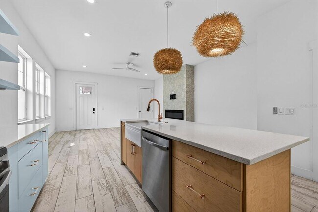 Building Photo - 611 24th Ave N