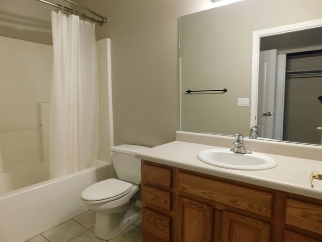 Building Photo - TWO WEEKS FREE RENT IN FOUNTAIN GREENS!