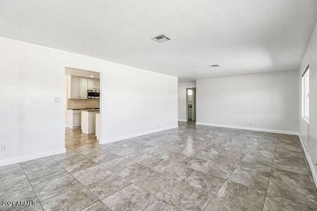 Building Photo - 6518 E Sunnyside Dr