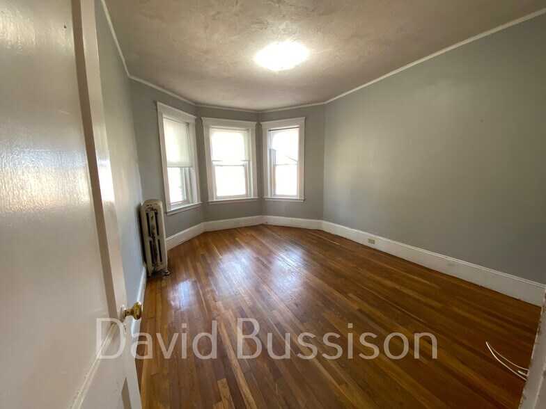 Building Photo - 75 Chester St