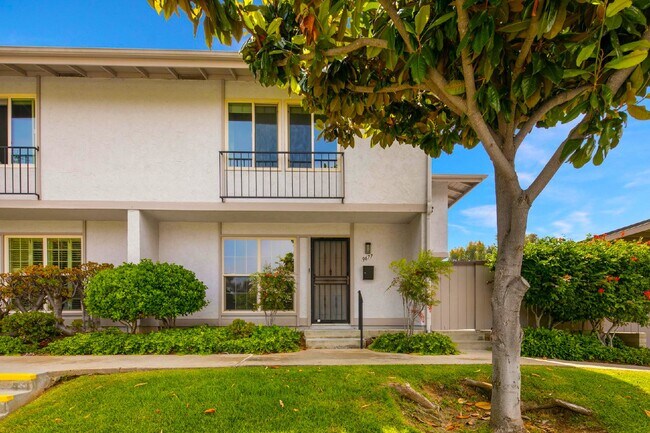 Building Photo - Stunning townhouse in La Jolla / North UTC area