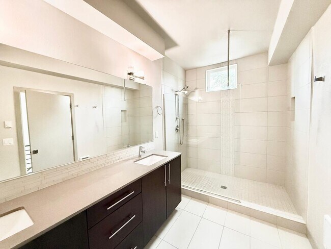 Building Photo - 2 Bed + Den 2 Bathroom Eastlake Townhome with Spectacular Views